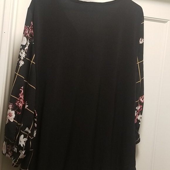 New York and Company Rose printed blouse - Picture 7 of 8